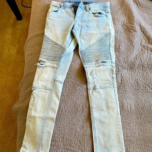 Size 30 W stonewashed jeans with stylish front